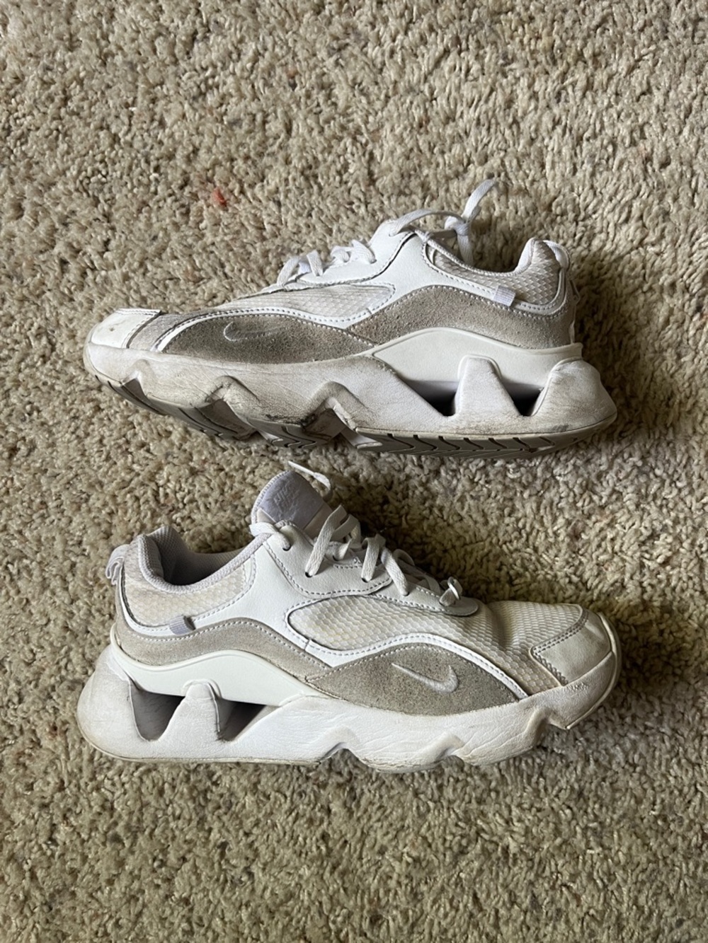 Nike RYZ sneakers